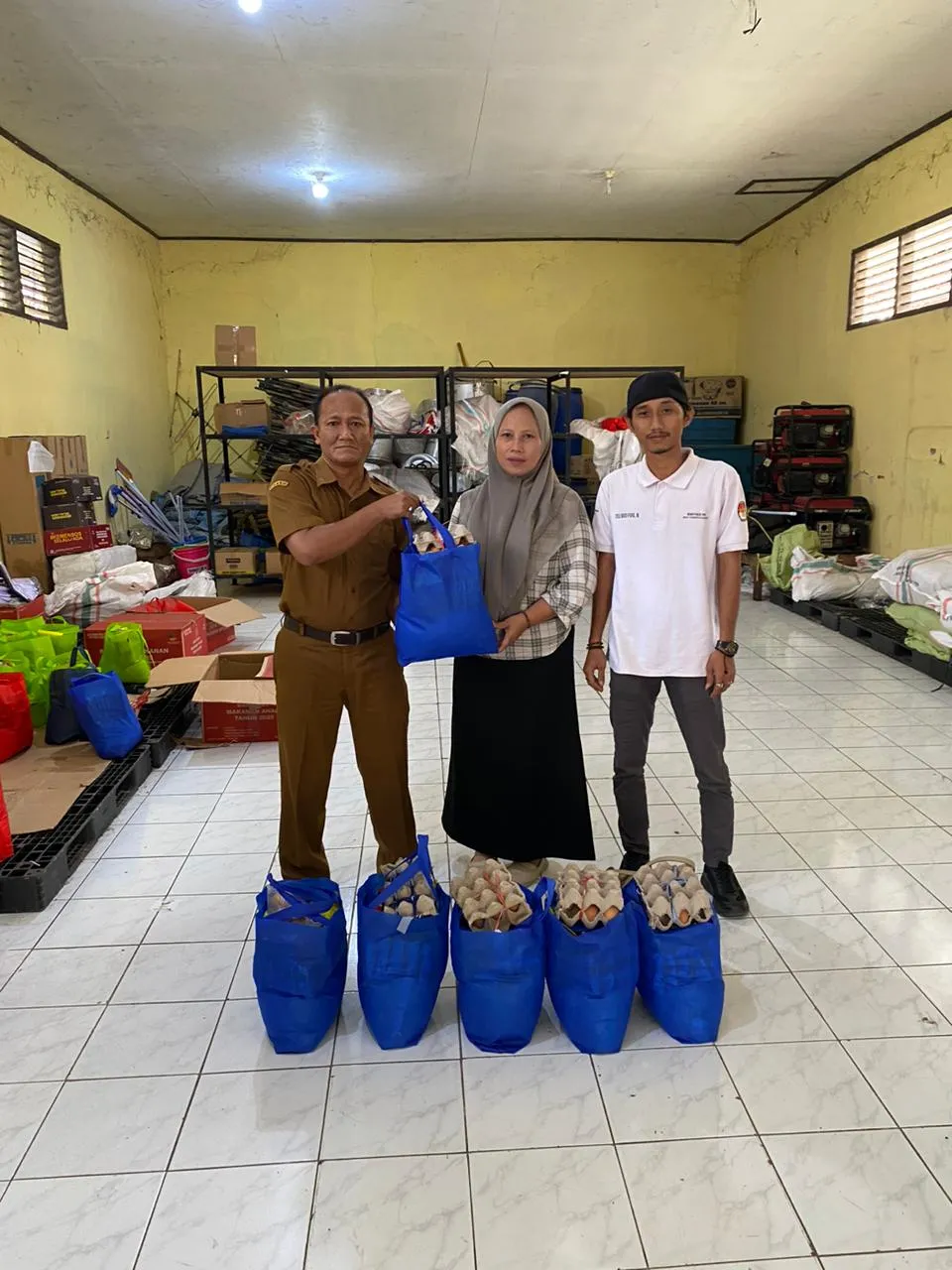 Penyaluran Bantuan Logistik dari DINSOS (Dinas Sosial) untuk Korban Rumah Roboh di Desa Tanggulun Barat
